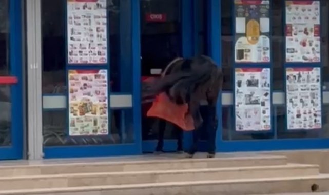 BİM’in kapısına at bağladılar