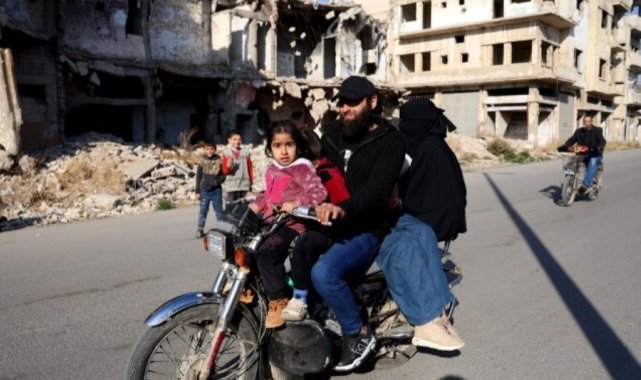 Bombalanan Humus'ta ayakta kalan binalarda yaşam savaşı veriyorlar