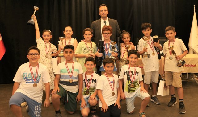 Bornovalı miniklerden Yeni Yıl hamleleri