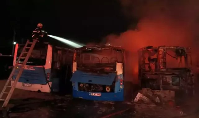 Burdur'da park halindeki 5 halk otobüsü yandı