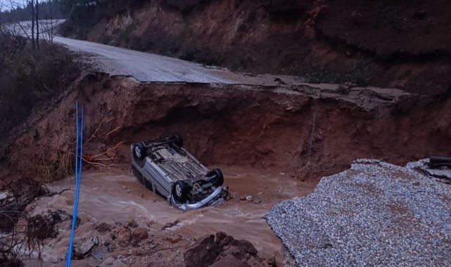 Dağlık alanda yol çöktü, otomobil içine düştü