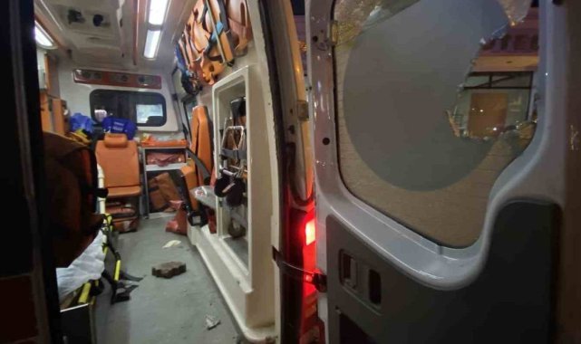 Diyarbakır’da hasta taşıyan ambulansa taşlı saldırı