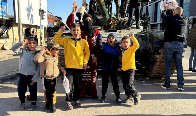 Esad'ın tankları çocuklara oyuncak oldu