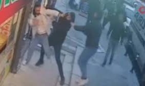 Esenyurt’ta husumetlisine tekme tokat saldırdı