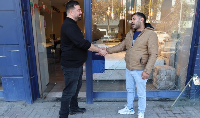Evi sanıp mağazanın camını kırdı, yatakta polisler uyandırdı