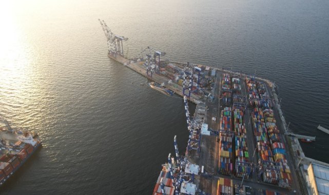 İstanbul Ambarlı Limanı’nda su alan gemi yan yattı
