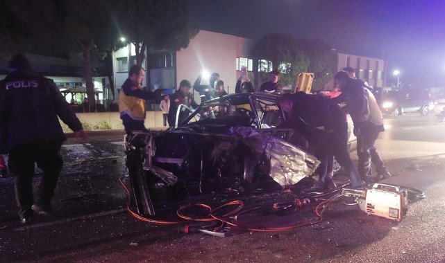 İzmir’de 2 otomobil çarpıştı: 1 kişi hayatını kaybetti