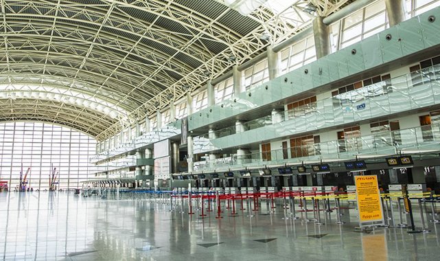 İzmir'de, kasım ayında 800 bini aşkın yolcu havayolunu kullandı