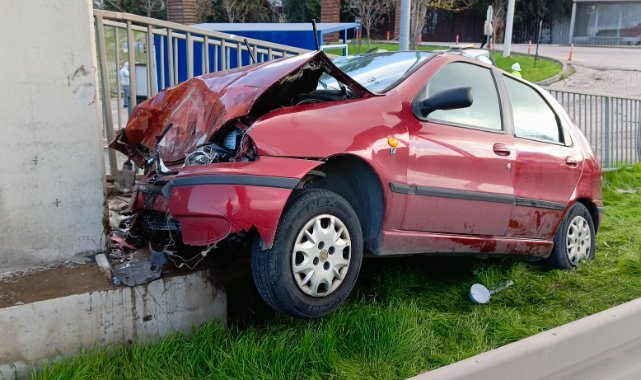 İzmir'de otomobil üst geçide çarptı