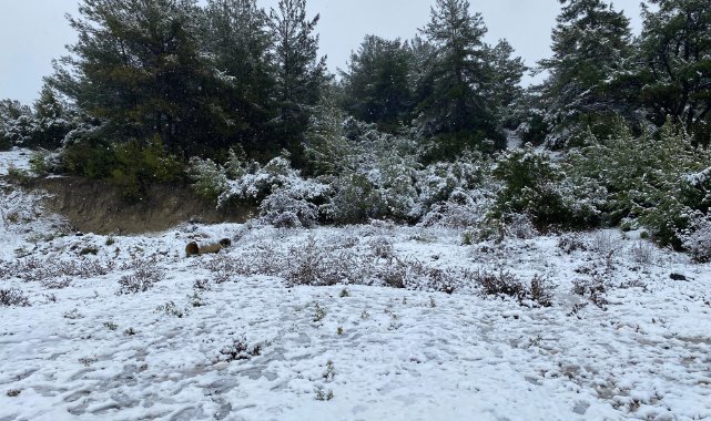 İzmir'in yüksek kesimleri beyaza büründü