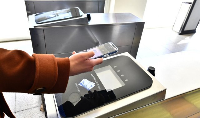 Kart taşıma, bakiye yükleme derdi yok, akıllı telefon var: Toplu ulaşımda 'Dijital İzmirim Kart' rahatlığı