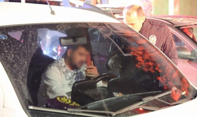 Kendini araca kilitleyen alkollü sürücüyle polisin imtihanı ecel teri döktürdü
