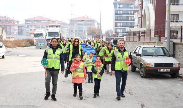 Konya büyükşehir öğrencilerin okula güvenle gitmesi için "yayabüs" projesini başlattı