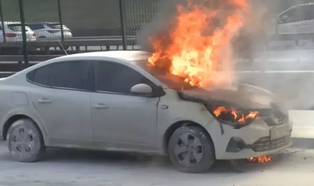 Küçükçekmece D-100'de otomobil alev alev yandı; trafik durdu