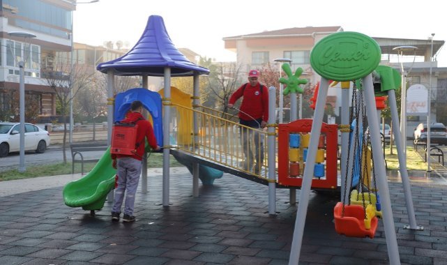 Menderes’te Parklar Dezenfekte Edildi