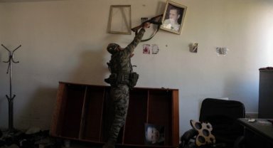 Muhalifler, Esad rejiminin izlerini askeri binalardan siliyor