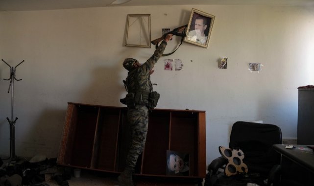 Muhalifler, Esad rejiminin izlerini askeri binalardan siliyor