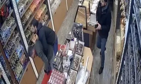 Nefes borusuna şeker kaçan çalışanını Heimlich manevrasıyla kurtardı