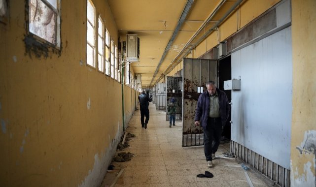 Sednaya Hapishanesi'nde yakınlarını arayan aileler Türkiye’den yardım istiyor