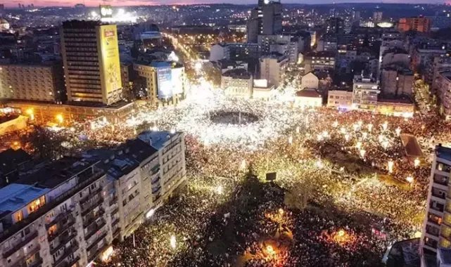 Sırbistan'da tren istasyonundaki ölümlü kazaya ilişkin öğrenci gösterileri sürüyor