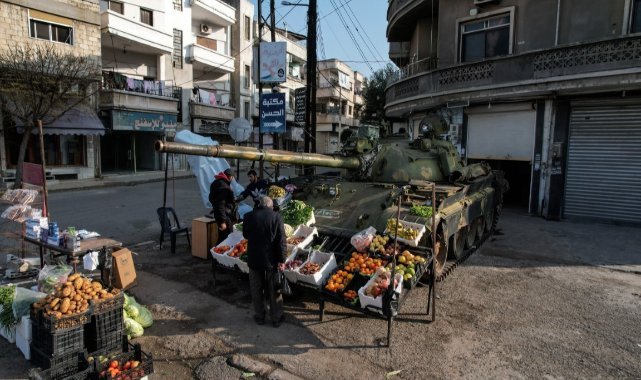 Suriyeli esnaf Esad'ın bomba yağdırdığı tankı manav tezgahına çevirdi