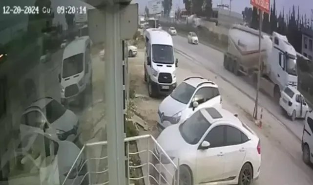 TIR, çarptığı otomobili 150 metre sürükledi