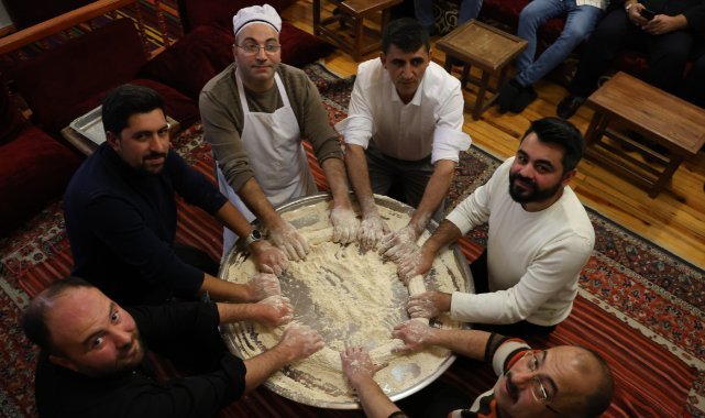 Yapımı 5 saat süren asırlık tatlı, lezzetiyle damak çatlatıyor