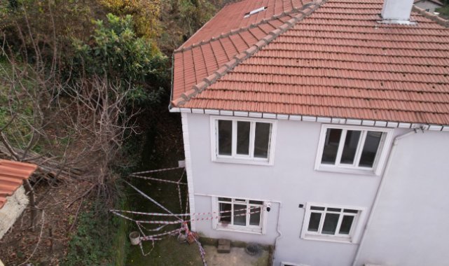 Yaşlı çift, heyelan nedeniyle girişi kapanan evlerine pencereden giriyor