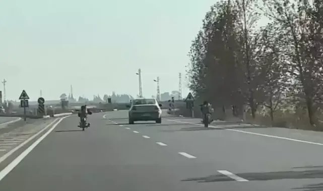 Yüzüstü yatarak motosiklet kullanan gençlerin tehlikeli yolculuğu