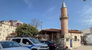 574 yıllık caminin ses sisteminde kullanılan amfiyi çaldı
