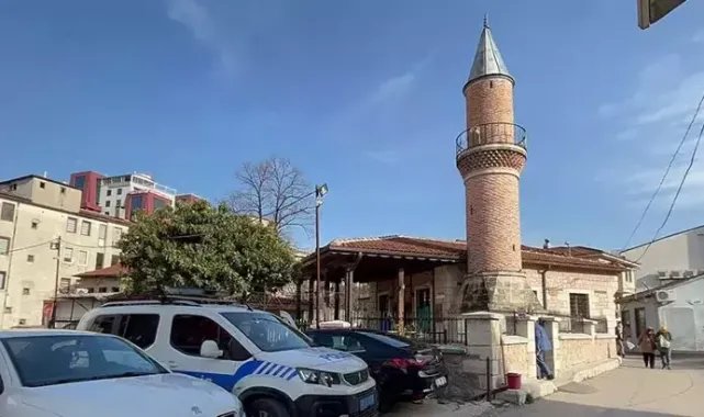 574 yıllık caminin ses sisteminde kullanılan amfiyi çaldı