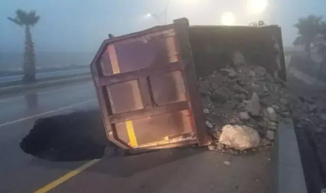 Balıkesir'de yol çöktü, hafriyat kamyonu devrildi