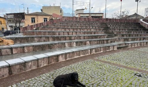 Bergama Cumhuriyet Meydanı bakımsızlığa terk edildi