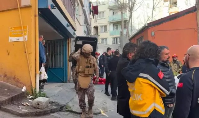 Beyoğlu’nda boğazına bıçak dayadı; Özel Harekat polisi müdahale etti