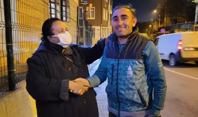 Beyoğlu'nda sokakta temizlik yaparken bulduğu altın dolu çantayı sahibine teslim etti