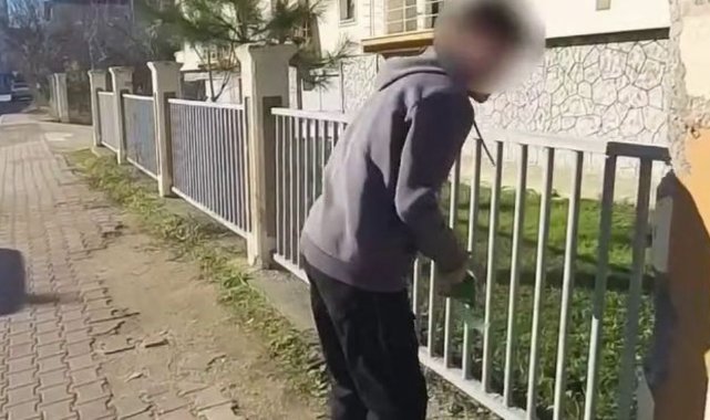 Bolu'da yere çöp atan genç, zabıtanın uyarısı üzerine yerden alıp özür diledi