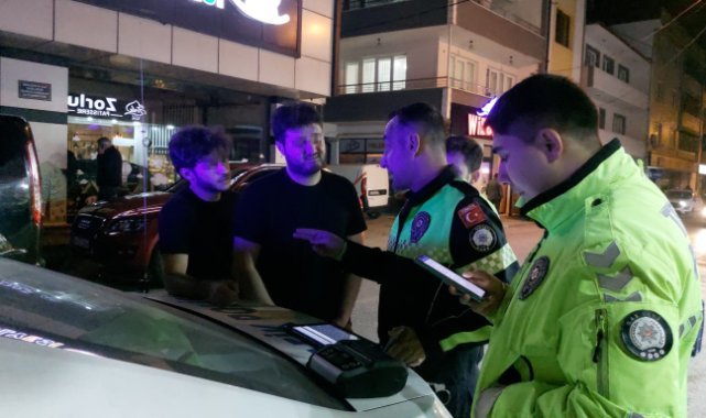 Çakarı açık bırakıp pastaneye gittiler, geri döndüklerinde cezadan kaçamadılar