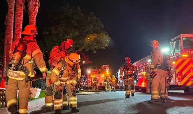 California'da küçük uçak binaya çarptı: 2 ölü, 18 yaralı