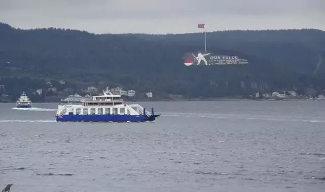Çanakkale'de feribot seferlerine 'fırtına' engeli