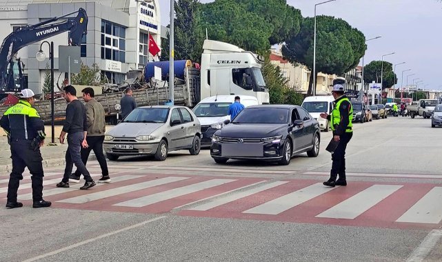Çeşme'de yayalara öncelik uygulamaları devam ediyor