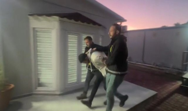 Evlerin penceresinden uygunsuz hareketler yapan sapık komşu gözaltında