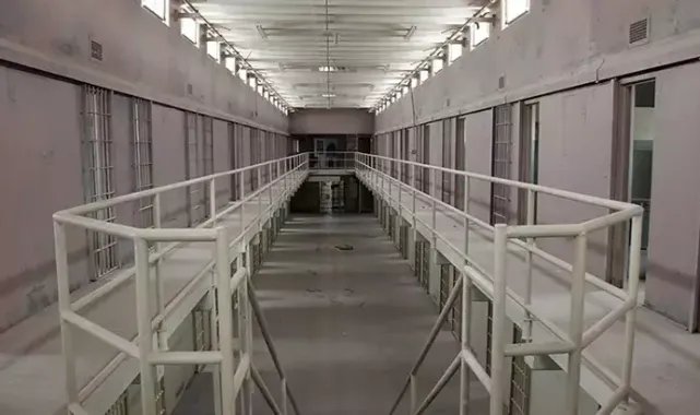 Fransa’da cezaevinde rehine krizi: Mahkum 5 kişiyi rehin aldı