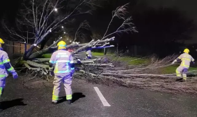 İrlanda ve Kuzey İrlanda'yı Eowyn Fırtınası vurdu