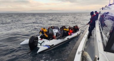 İzmir açıklarında 32 göçmen ve 1 göçmen kaçakçısı yakalandı