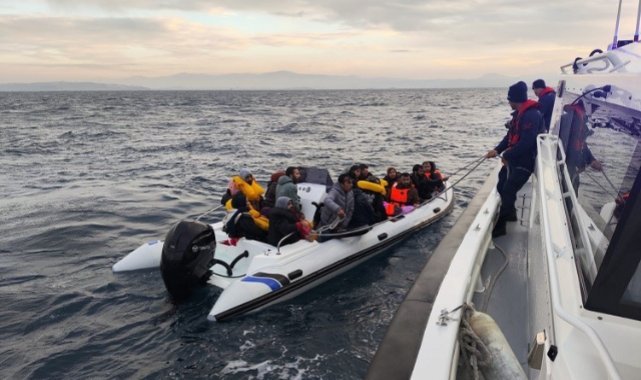 İzmir açıklarında 32 göçmen ve 1 göçmen kaçakçısı yakalandı