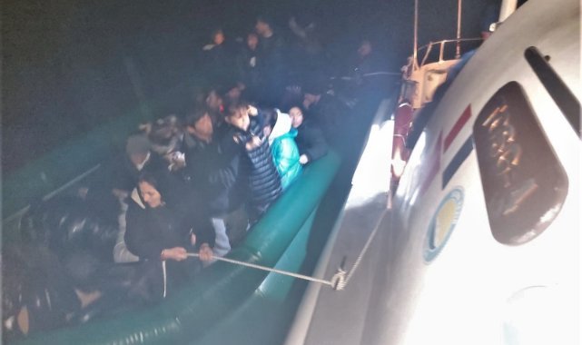 İzmir açıklarında 45 göçmen kurtarıldı, 31 göçmen de yakalandı