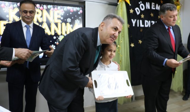 İzmir'de 738 bin 886 öğrenci karnesini aldı