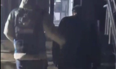 İzmir'de çekici kasasında çocuk taşıyan sürücü yakalandı