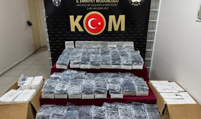 İzmir'de kaçak gözlükler ele geçirildi
