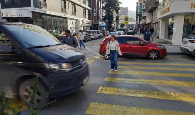 İzmir’de yaya geçidindeki vatandaşlara yol vermeyen sürücüler kamerada